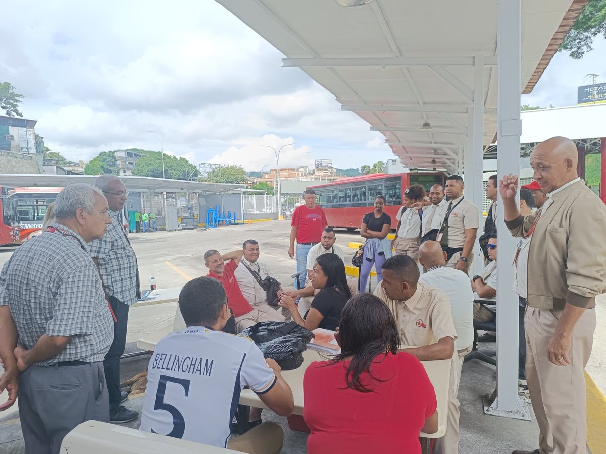 SitramecaB25's tweet photo. 🤝🏻|| En apoyo a las medidas de nuestro Pdte @NicolasMaduro, para recuperar el estado de bienestar social de la Clase Obrera, seguimos articulando desde el Patio Petare, en las áreas de Operaciones y Mtto MetroBús, el 1x10 e impulsando la App CC200 ¡Arriba en el ❤️#VotaFuturo!🫶🏻🗳️ https://t.co/mghQzGHn29