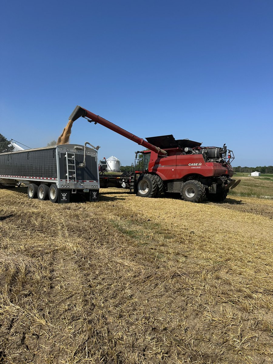 JacobsenJaden's tweet photo. Combine,  bale, spread 💩, plant, and repeat 😂  #wheatharvest @BecksHybrids https://t.co/nWmJHVqXKN