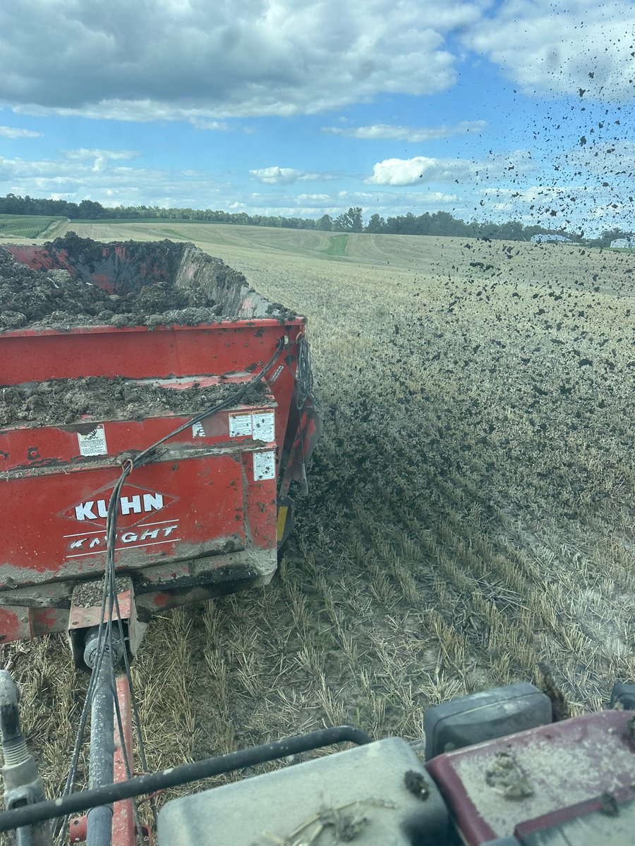 JacobsenJaden's tweet photo. Combine,  bale, spread 💩, plant, and repeat 😂  #wheatharvest @BecksHybrids https://t.co/nWmJHVqXKN