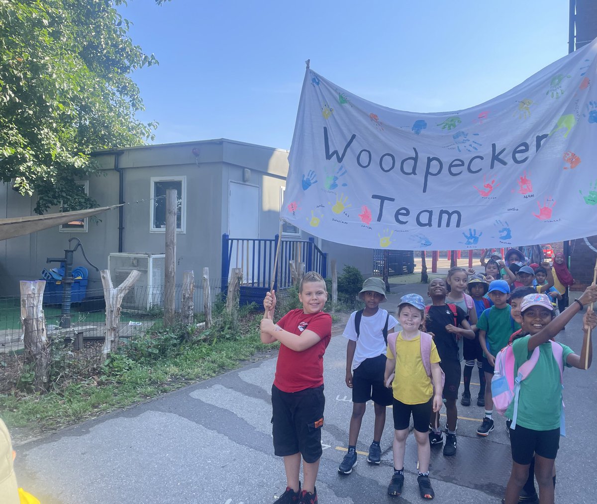missiongrove1's tweet photo. Woodpecker class enjoying Sports Day 🥎🏒🏅
#douglaseyre
#sportsday
#outdoorlearning https://t.co/x4pYFxyJ2v