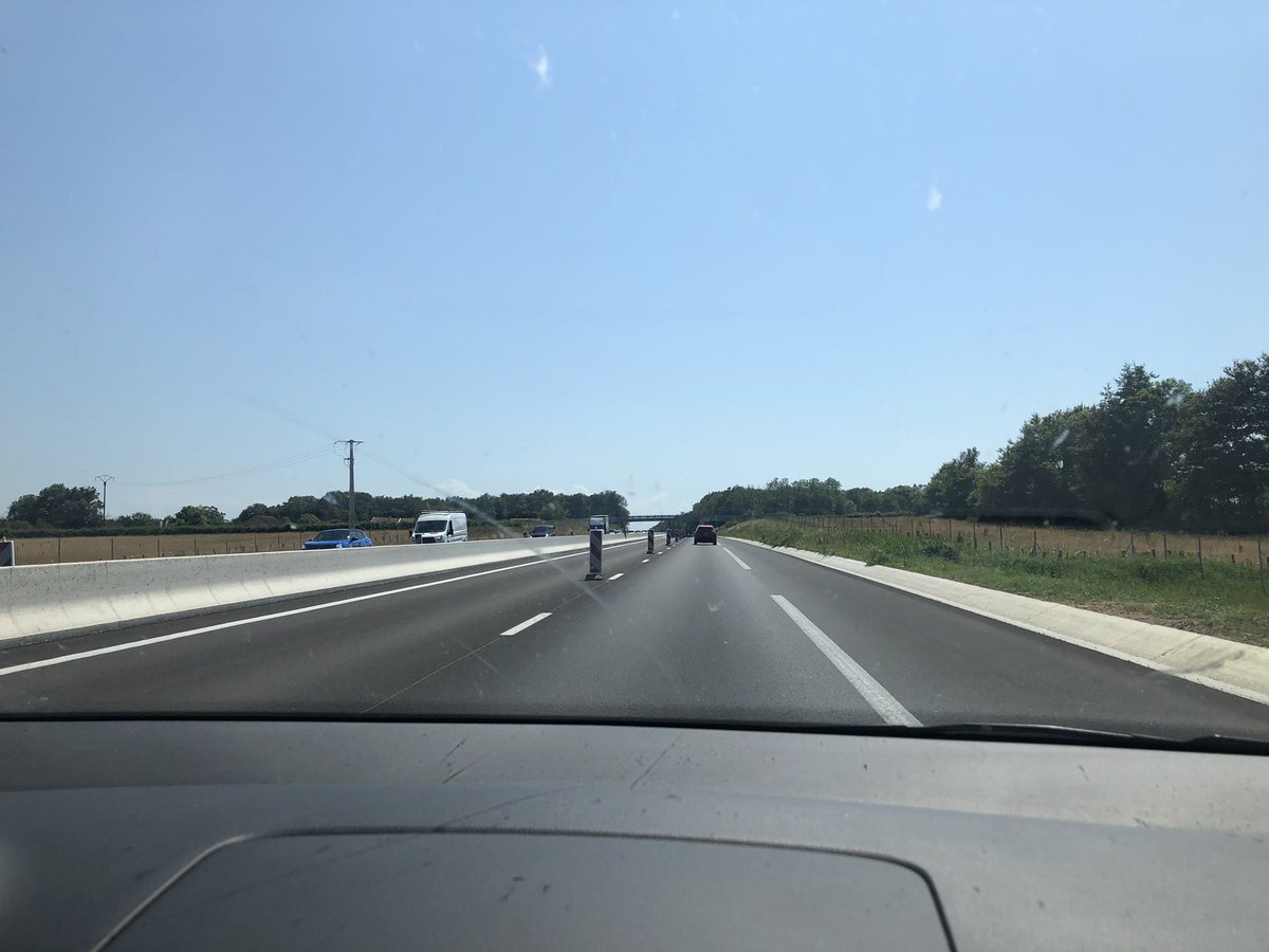 ch2lab87's tweet photo. Dites @Prefet71 @saoneetloire @lejsl pourquoi la #N70 #RCEA est-elle toujours fermée sur une voie et limitée à 70km/h (notamment entre #Ciry et @paraylemonial alors que les travaux y sont achevés? C’est incompréhensible et fatigant à la longue… Merci pour votre retour! 🚙🛣️😰 https://t.co/m1RkykMDvT