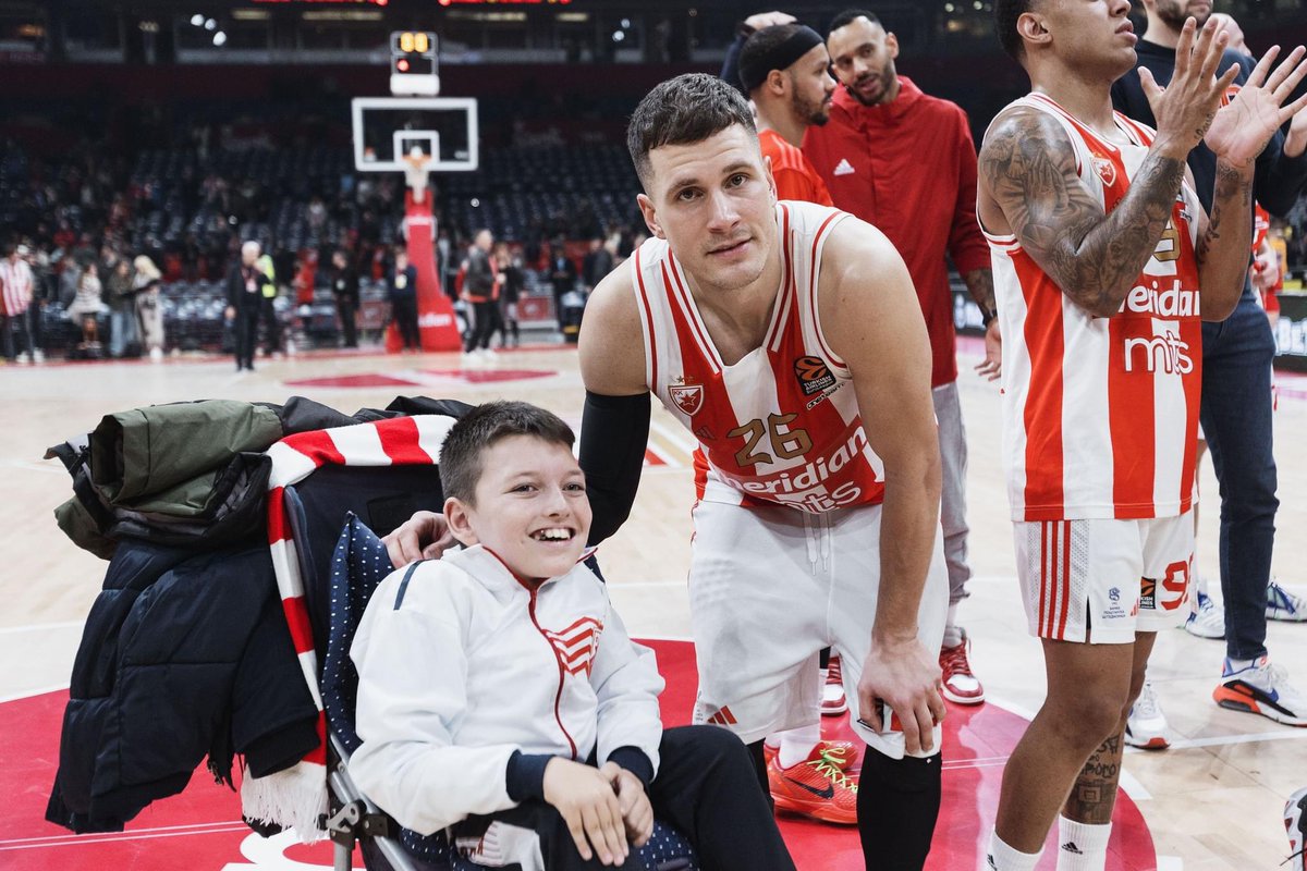 kkcrvenazvezda's tweet photo. Лаза је наш херој и његово место поред терена га увек чека када је у могућности да уживо бодри своју Црвену звезду! 
Лазо видимо се и ове сезоне ❤️🔴⚪️

#kkcz #WeAreTheTeam #CrvenoBelaPorodica https://t.co/S9P6ewAFWL