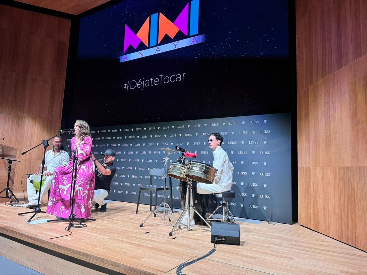 EmbParaguay_ITA's tweet photo. Ofrenda floral y recital del Vallenato con la acordeonista Mimi Anaya, ofrecida por la Embajadora Ligia Quessep en celebración de la Fiesta Nacional de Colombia @EmbColItalia https://t.co/AIwp4fbplc