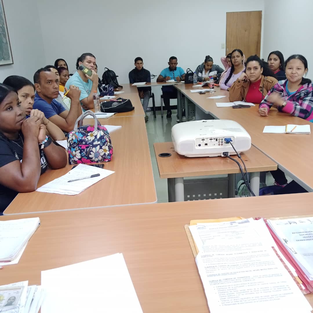 SitramecaB25's tweet photo. 🗂️|| 18 hermanos y hermanas que se integran para fortalecer al área de Servicio del Metro de Caracas 🚇 recibieron la bienvenida por parte de La Comisión de Inducciones Sindicales, Cláusula N° 91, de nuestra XII Convención Colectiva Vigente ¡Seguimos avanzando! 💪 https://t.co/nYPXMfCFqH