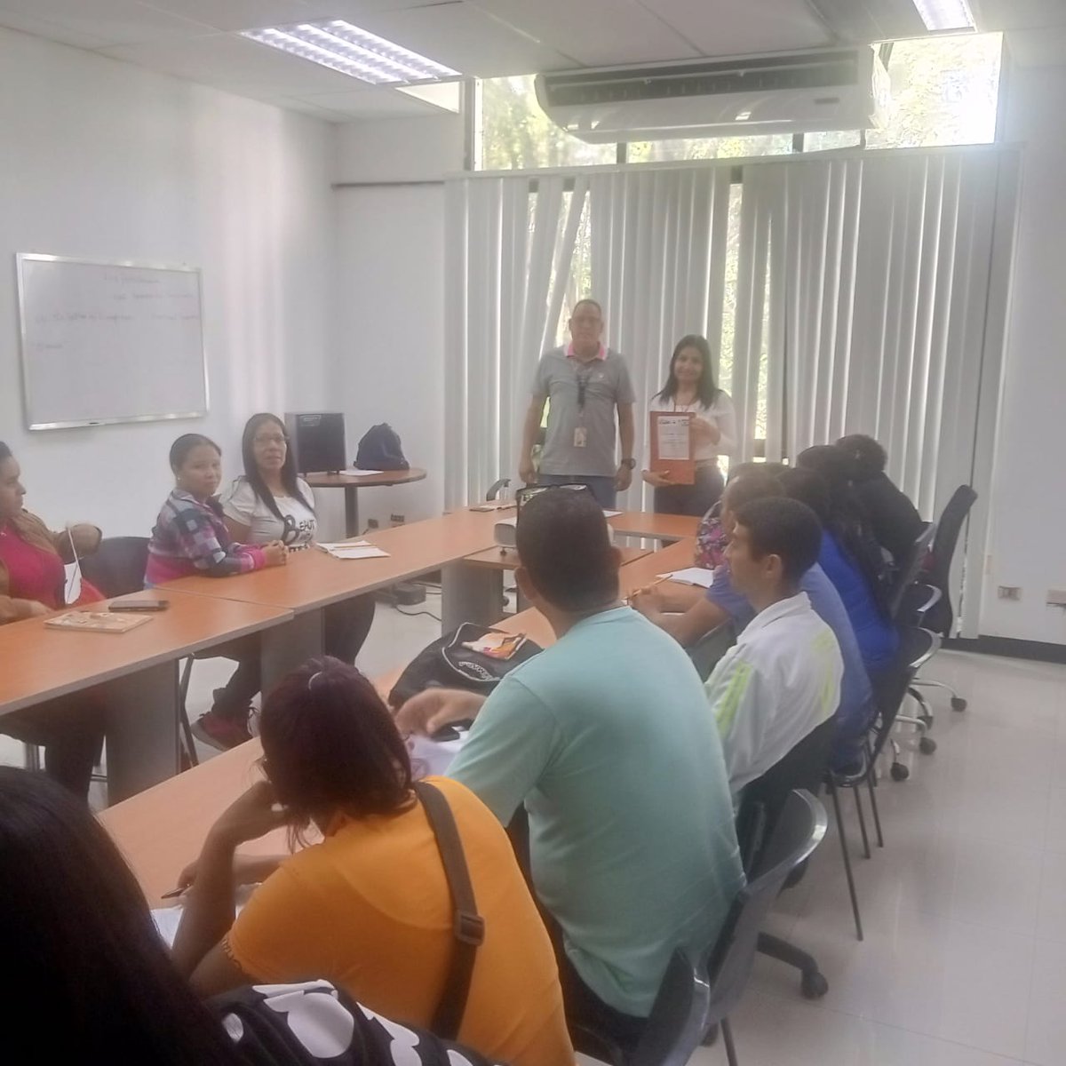 SitramecaB25's tweet photo. 🗂️|| 18 hermanos y hermanas que se integran para fortalecer al área de Servicio del Metro de Caracas 🚇 recibieron la bienvenida por parte de La Comisión de Inducciones Sindicales, Cláusula N° 91, de nuestra XII Convención Colectiva Vigente ¡Seguimos avanzando! 💪 https://t.co/nYPXMfCFqH