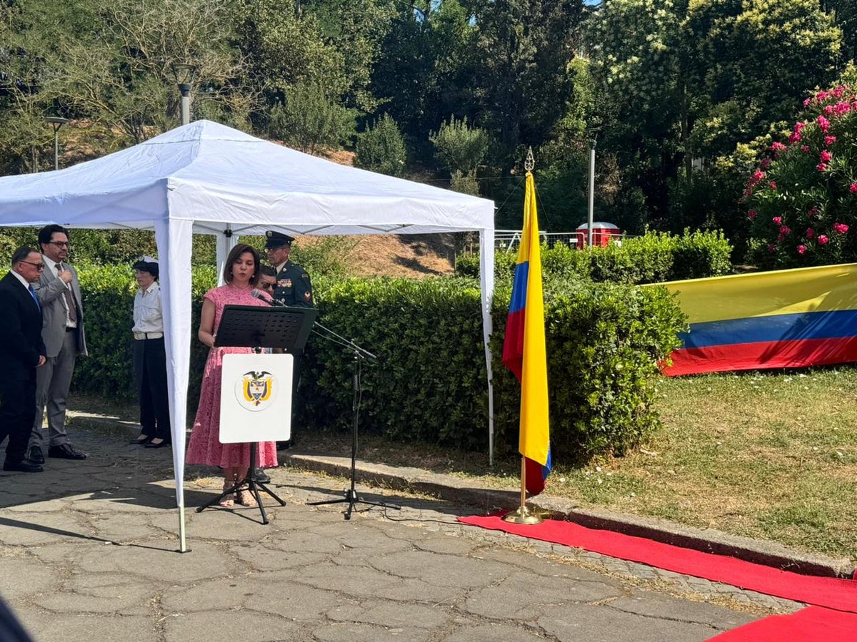 EmbParaguay_ITA's tweet photo. Ofrenda floral y recital del Vallenato con la acordeonista Mimi Anaya, ofrecida por la Embajadora Ligia Quessep en celebración de la Fiesta Nacional de Colombia @EmbColItalia https://t.co/AIwp4fbplc