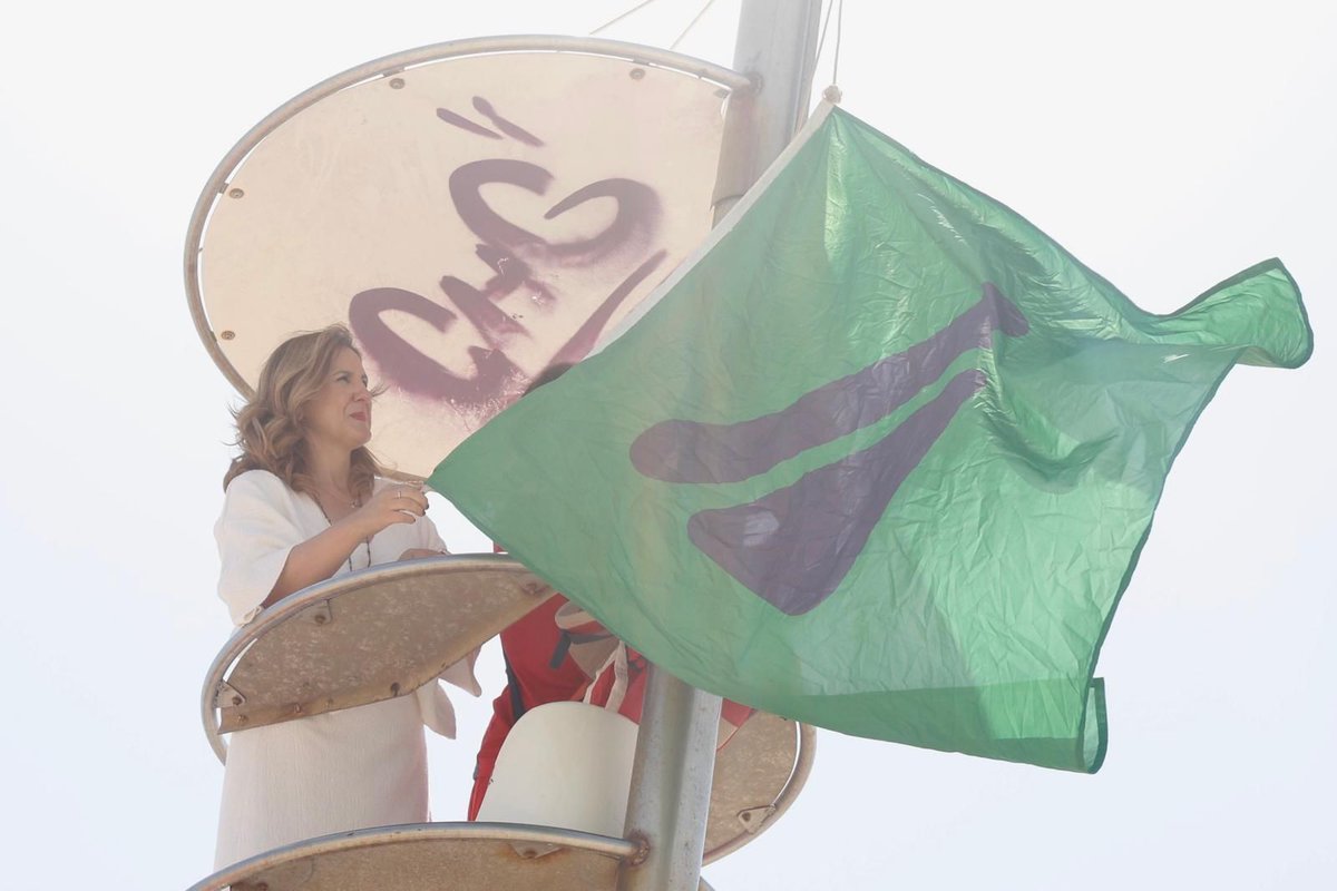 Me ha encantado poder ir a la playa a sacarme fotos ahora que ya no hay mierda de esa por la arena.

De hecho, creo que necesitamos un vertido de chapapote cada semana para que pueda ir yo en plan protagonista. Seguro que también atraemos más turistas!

#SIaLaAmpliacionDelPuerto