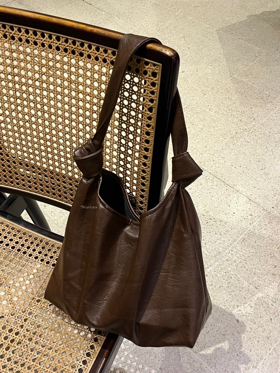 9bintaa's tweet photo. happy bgt nemuin totebag yg gabikin pegel pundak, muat banyak, ringan!! trus warnanya bener2 cantik definisi “dark chocolate🍫“🥹👍🏻 https://t.co/4iNQWgKeYh