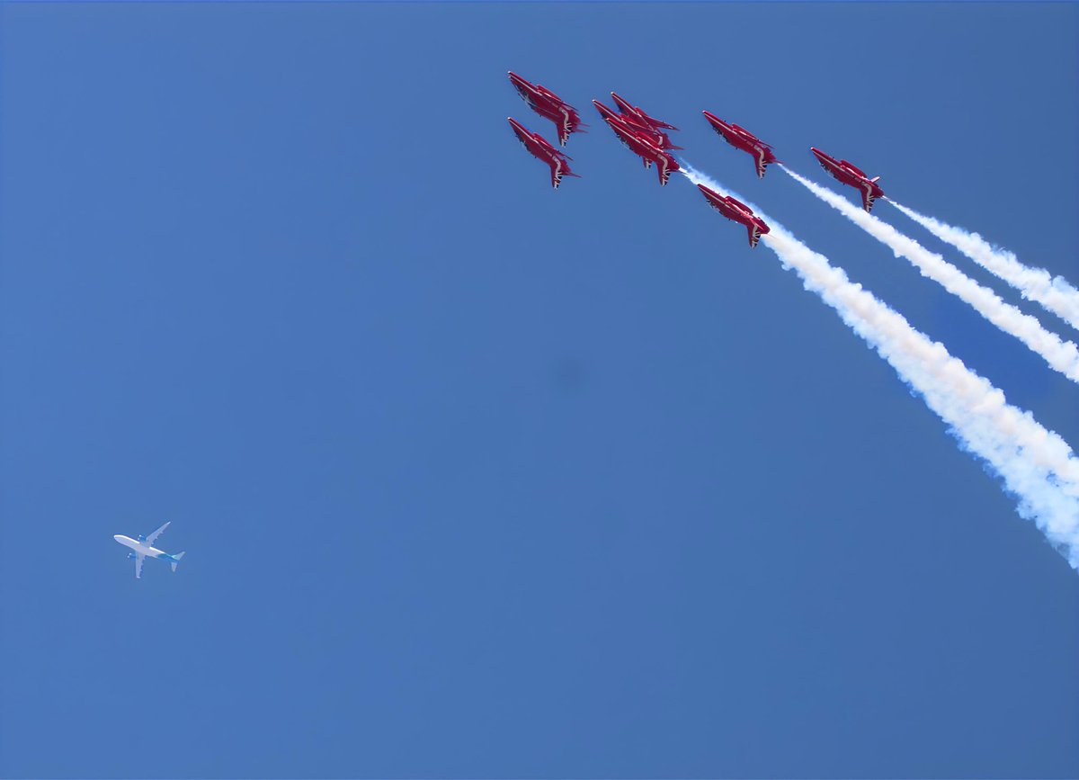 If you were on <a href="/AerLingus/">Aer Lingus</a> flight EI715 from Heathrow to Cork, you photobombed the Red Arrows 😂🤘