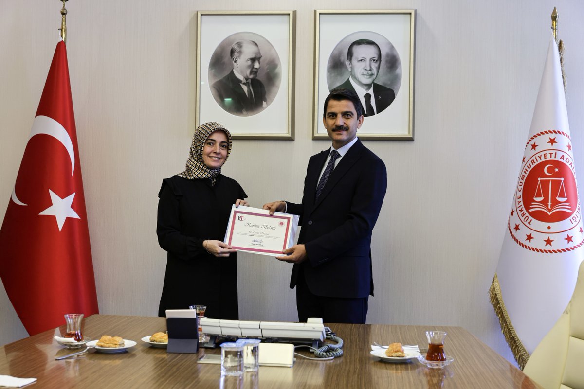 AdaletPGM's tweet photo. 15 Temmuz Demokrasi ve Milli Birlik Günü anma etkinlikleri kapsamında Genel Müdürlüğümüz tarafından çekilen "Geceye Yenilmedik" adlı kısa filmde görev alan personellere Genel Müdürümüz Sn. Turan Kuloğlu tarafından katılım belgeleri takdim edildi.

#personelinsesiadaletinnefesi https://t.co/PyhGfVyUj8