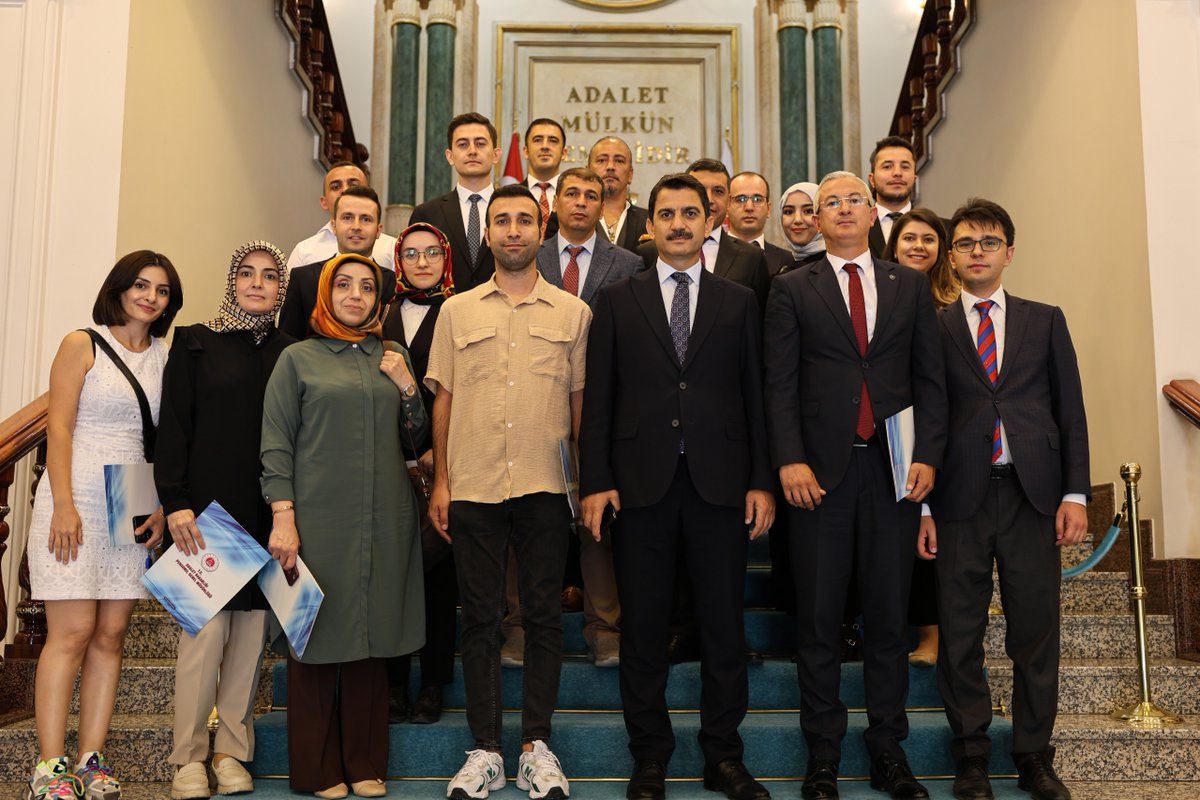 AdaletPGM's tweet photo. 15 Temmuz Demokrasi ve Milli Birlik Günü anma etkinlikleri kapsamında Genel Müdürlüğümüz tarafından çekilen "Geceye Yenilmedik" adlı kısa filmde görev alan personellere Genel Müdürümüz Sn. Turan Kuloğlu tarafından katılım belgeleri takdim edildi.

#personelinsesiadaletinnefesi https://t.co/PyhGfVyUj8