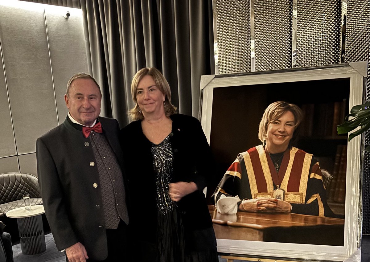 ANZCA's tweet photo. Tonight we unveiled the portrait of past president ⁦@VBeavis⁩ ahead of tomorrow’s council meeting. It will take pride of place amongst other president’s portraits in the college’s Ulimaroa building. https://t.co/fe7rvZm5iQ