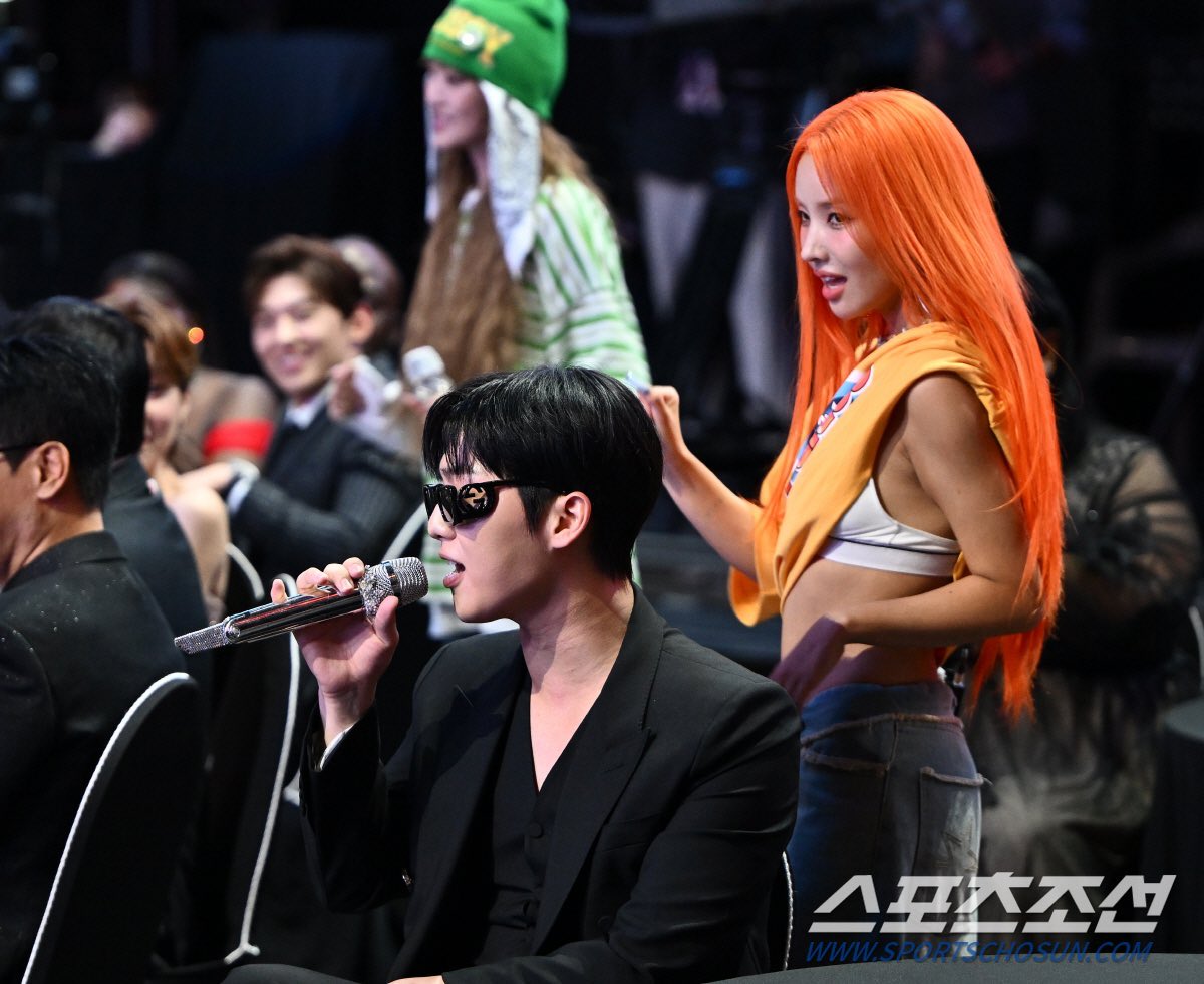 hyunwookfile's tweet photo. [PRESS] #ChoiHyunWook and (G)I-DLE’s Soyeon at the #BlueDragonSeriesAwards2024! https://t.co/6Zx8RSZMFS