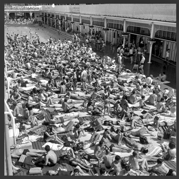 ParisAMDParis's tweet photo. AFP.
Piscine Deligny quelque peu fréquentée 
1964. Paris https://t.co/6tDb8CSm4X