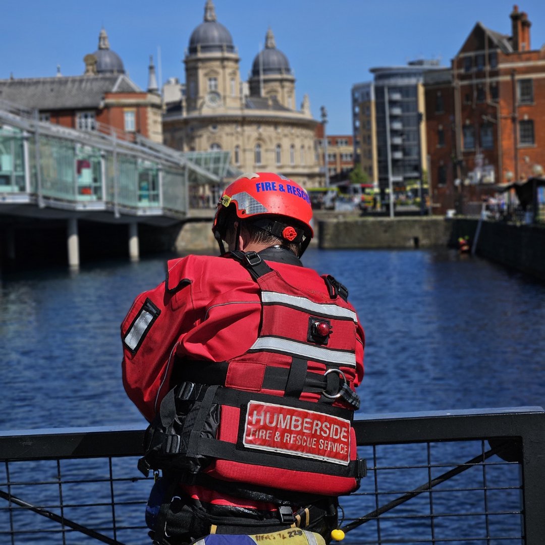 HumbersideFire's tweet photo. You might have seen our crews in and around the water at Princess Quay today taking part in a water rescue exercise. 🛟To make sure you don’t need us for real follow the advice at the link in our bio 🔗

#Summer
#Water https://t.co/zlxT7xNRzn