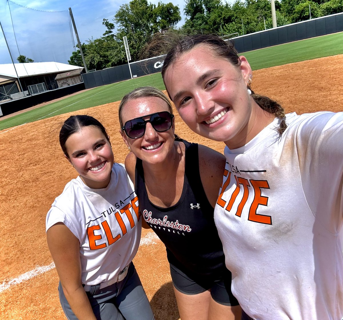 Aj_jordan00's tweet image. We got the opportunity to attend a Prospect Camp at the College of Charleston and it was amazing! The coaching staff; @CoachLynch20, @LainaVictoria29, and @MaggieMrowka were so awesome!!!We also got to explore the campus along with the town which was absolutely beautiful!