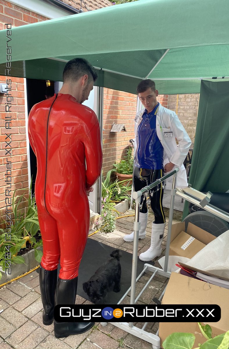 Behind the scenes shot, remembering Gorgeous George 🐶who would always try and get in on the action with @IamJamesbennett and <a href="/ItsRobWilde/">Rob Wilde</a> 
Featuring in Guyzin2rubber.xxx Doc gets His way Again
#guyzin2rubber #Rubbermen #Rubberfetish #Gayboots