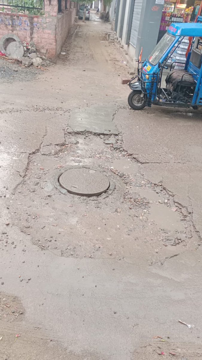 mukeysh's tweet photo. 14 सेक्टर (वार्ड 19) शहीद भगत सिंह पार्क के पास 1 महीने से गड्डा ख़ुदा हुआ है जो कि आने जाने वाली गाड़ियो के लिए जानलनेवा बन गया है. इस गड्डे के कारण कई बाइक एक्सीडेंट हुए है. मेरा अनुरोध है नगर निगम से कि कृपया ध्यान दीजिए 🙏
@NNJSouth @NNJNorth @VanitaSethBJP @JodhpurDm https://t.co/Ts8mJm7vVI