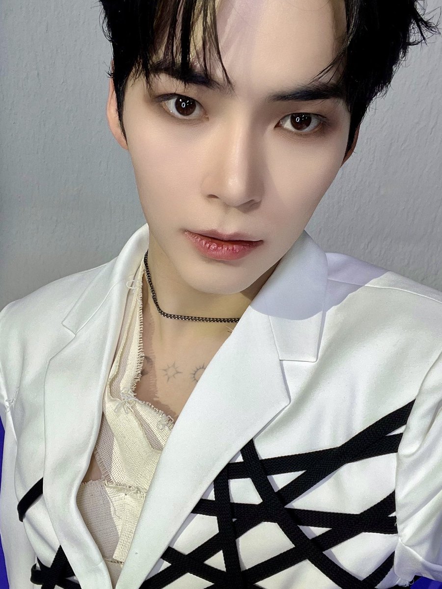 ZB1_official's tweet photo. _𝗭𝗘𝗥𝗢𝗙𝗢𝗖𝗨𝗦

240719를 제로즈 생일로 지정하겠습니다. 성한빈의 아오먼 선물로 제로즈의 심장이 새롭게 태어난 날이니까요..❤️ 댄스 천재 비주얼 천재 그냥 천재 성한빈..🎁

#ZEROBASEONE #ZB1
#제로베이스원 https://t.co/cwY1ij9zDf
