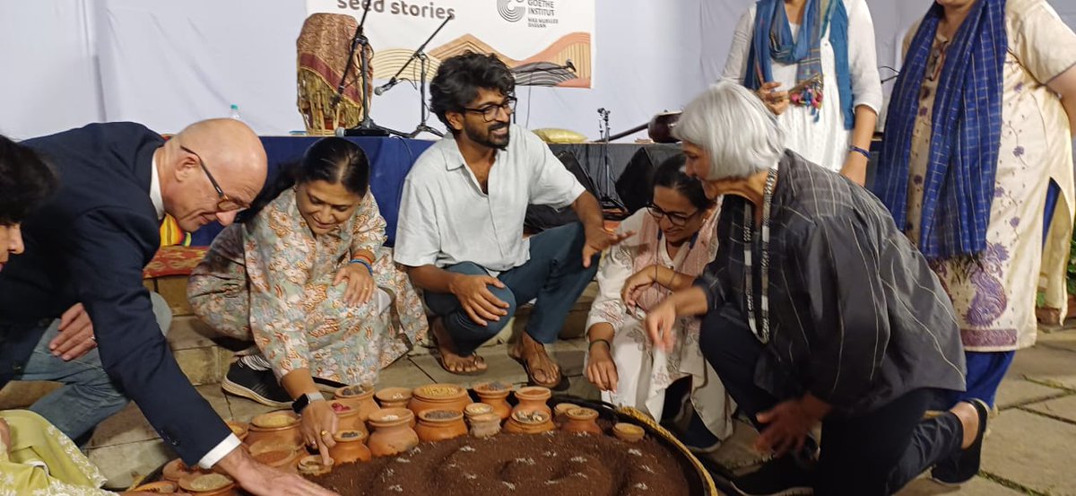 GBKore's tweet photo. @goetheinstitut पुणेचे संचालक बिशेल आणि अभिजीत पाटील यांच्या संकल्पनेतुन देशी बियाणे संवर्धनासाठी साकारलेल्या बीज कथा #Seed_Stories या आगळ्यावेगळ्या कार्यक्रमाचे उद्घाटन आज शुक्रवारी (ता.19) बीज रोपणाने झाले. यावेळी #BAIF च्या प्रकल्प संचालिका डाॅ. राजश्री जोशी उपस्थित होत्या. https://t.co/x5kdJpwGRE