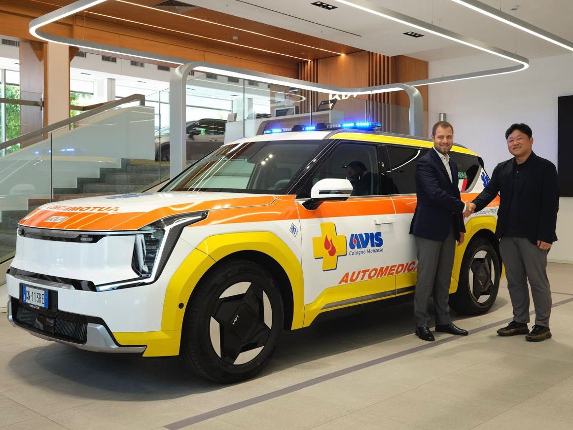 Aviscologno's tweet photo. Kia Italia ci ha donato una EV9 attrezzata come automedica per il soccorso avanzato. Questo amplierà il supporto alla comunità.
Le chiavi sono state consegnate dal Presidente &amp; CEO di Kia Italia, Key Young Choi, al nostro Presidente Stefano Fortunato.

Grazie 🧡 @KiaItalia https://t.co/E5crLKwBT2