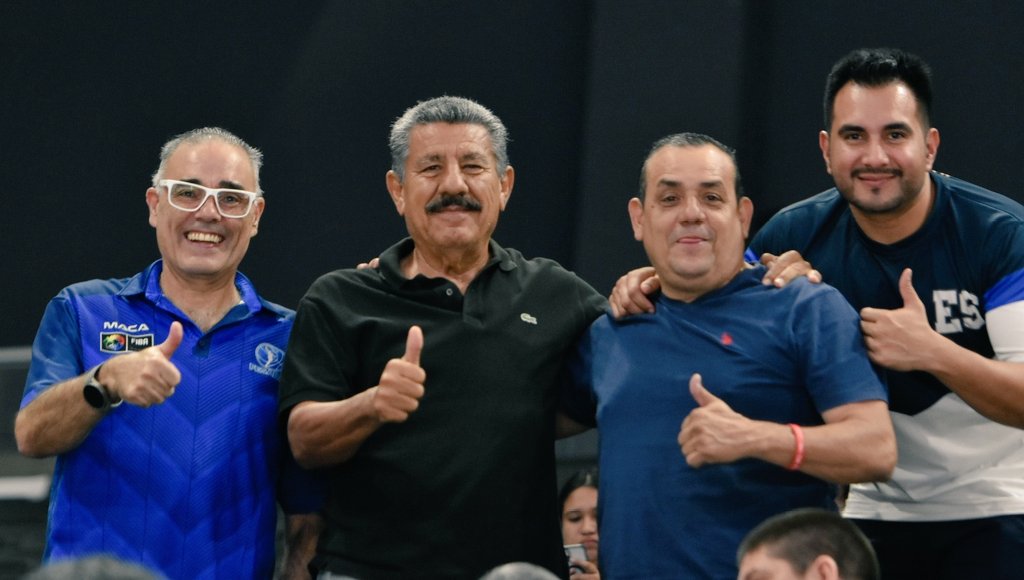 Chepetiso's tweet photo. Se juntaron estos cracks del baloncesto salvadoreño: Ray Santana (DT), Francisco "Chico" Valle, Ernesto "Colocho" Rodríguez, José Ma. Rivas y Vladimir "Apache" Aguilar para ver a la selección en el Preclasificatorio #FIBA que se juega  en el Gimnasio Nacional José Adolfo Pineda. https://t.co/3wuyzy4aUt