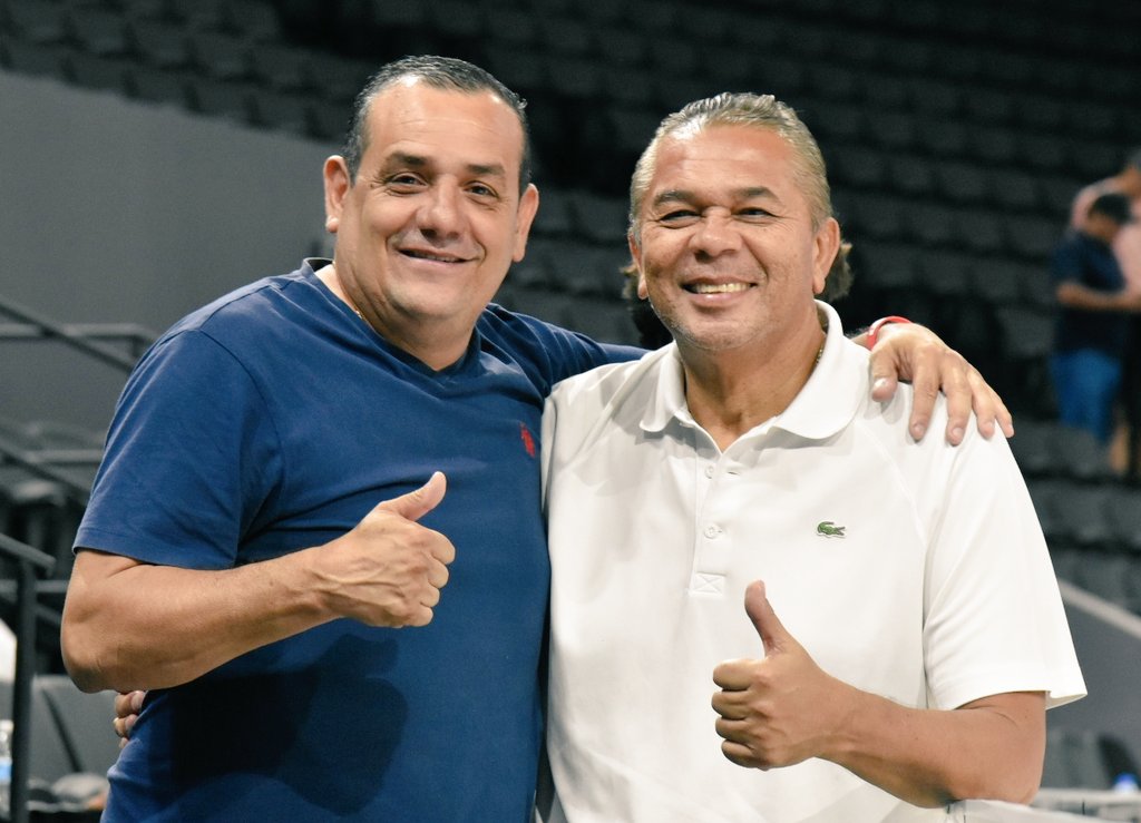 Chepetiso's tweet photo. Se juntaron estos cracks del baloncesto salvadoreño: Ray Santana (DT), Francisco "Chico" Valle, Ernesto "Colocho" Rodríguez, José Ma. Rivas y Vladimir "Apache" Aguilar para ver a la selección en el Preclasificatorio #FIBA que se juega  en el Gimnasio Nacional José Adolfo Pineda. https://t.co/3wuyzy4aUt