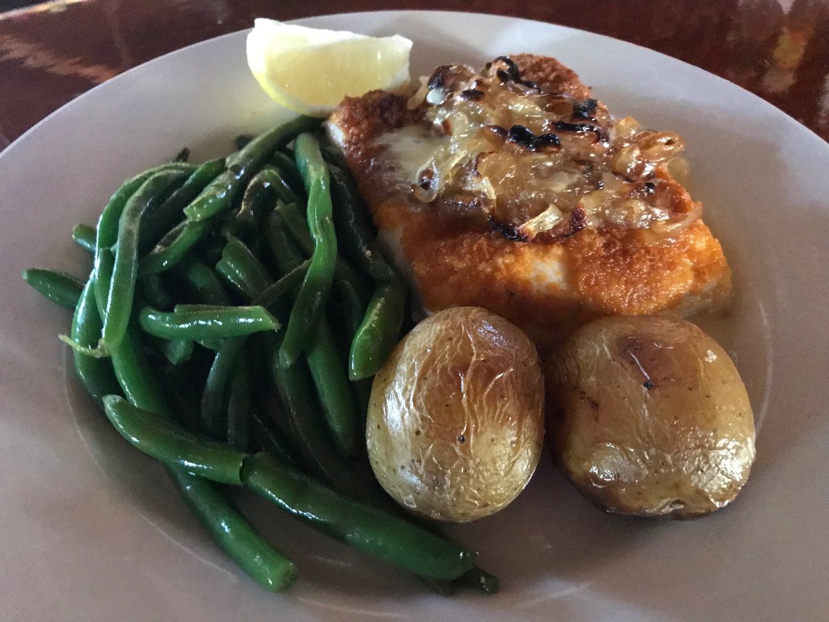 CapeCodBars's tweet image. Lovely early dinner at the Mattakeese Wharf bar. Striped Bass with caramelized onions, littlenecks, Sandbar Relaxer &amp;amp; Arnold Palmer (using Sweet Tea Vodka) cocktails. #Barnstable #CapeCod #Foodie