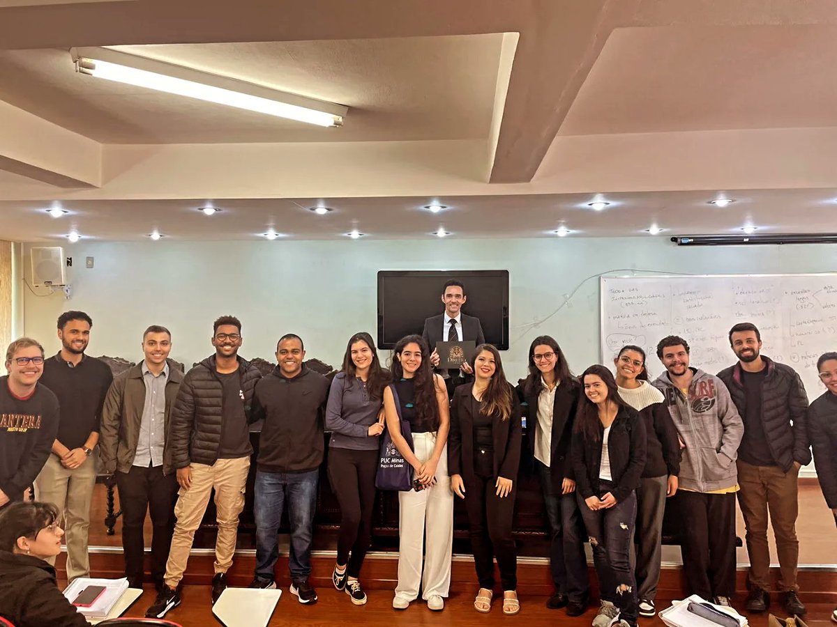 marciocfaria's tweet image. Muito feliz por ter sido escolhido o Patrono das quatro turmas de formandos da #FACDIR da @UFJF_  ! 

Muito obrigado, meus caros! 🙌

Uma honra poder celebrar a formatura com todos vocês! ❤️