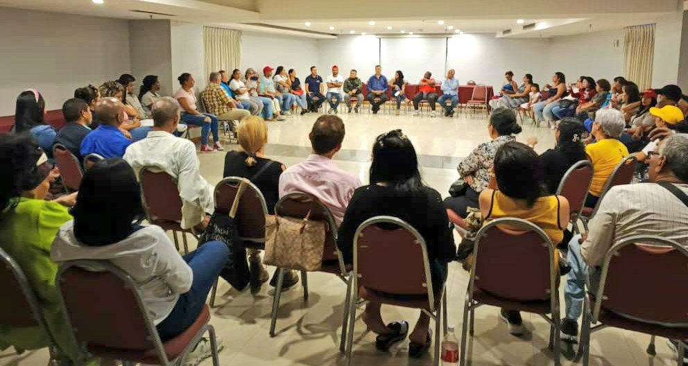 Pobladorxs_Ven's tweet photo. #19Jul || Por la reivindicación del suelo urbano y del derecho a la vivienda.

Movimiento de Ocupantes y Pobladores sabemos lo que nos jugamos este #28J,  defendemos lo conquistado y vamos por la  profundización de la Revolución Urbana.

#pueblovictorioso https://t.co/cPkazp49qG