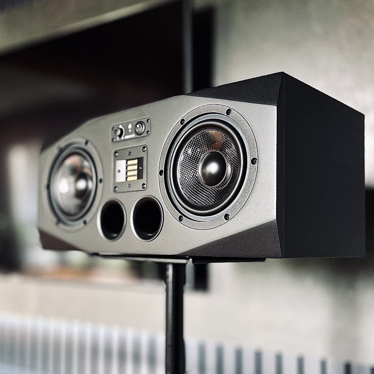 ADAM_Audio's tweet photo. Sound designer, sfx editor and composer Iki Cvetkovski's A77X looking glorious✨🔥
#ADAMAudio #A77X #studiomonitors #studiosetup #musicproduction https://t.co/3m235p2PlZ