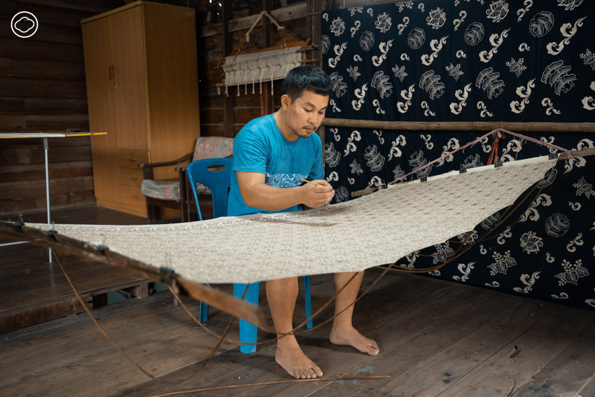 readthecloud's tweet photo. คอลัมน์ #CreativeLocal ชวนทุกคนทำความรู้จักกับ ‘ขอ (Khor)’ แบรนด์ผ้าจาก #สกลนคร ของ โอเล่-ชิษณุชา นำเสนอความเป็นบ้านเกิดผ่านผืนผ้าทอ ผ่านเทคนิคย้อมครามและกั้นสีด้วยข้าว จนกลายเป็นผ้าไหมคุณภาพที่พร้อมบอกเล่าความรักที่มีต่อบ้านเกิดของคนสกลรุ่นใหม่ #TheCloud https://t.co/1Xypkq3Xt4