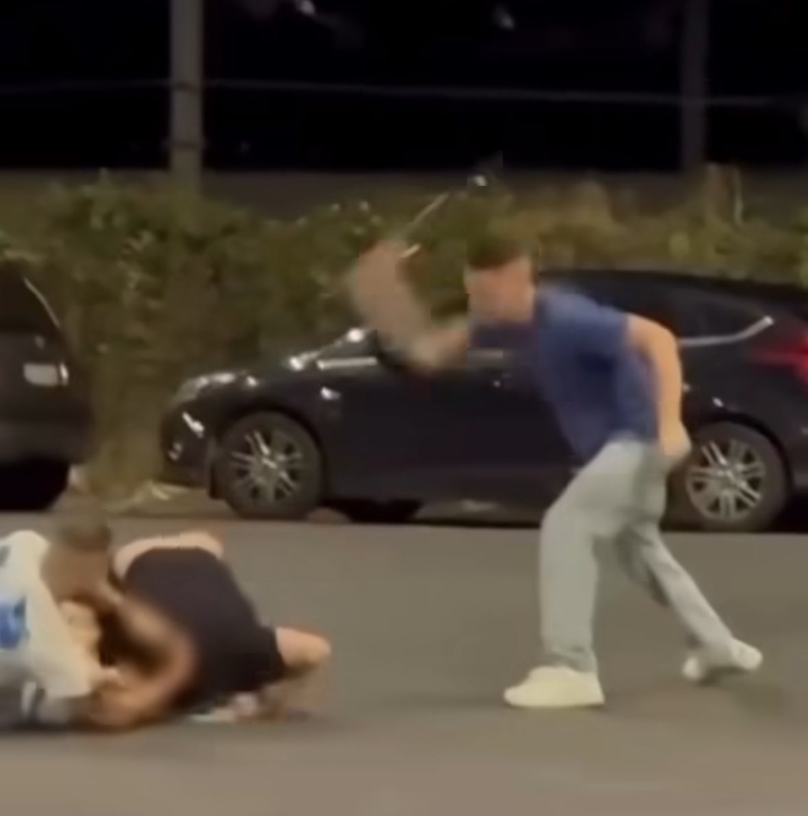 ZanAlessandro's tweet photo. Due ragazzi mano nella mano attraversano una strada. Per questo sono stati aggrediti a cinghiate da 4 persone a Roma.
In Italia c’è un’ondata di violenza senza precedenti: è anche generata dalla crociata del governo Meloni contro le persone lgbtqia+. Serve una legge con urgenza. https://t.co/t23X5005JR
