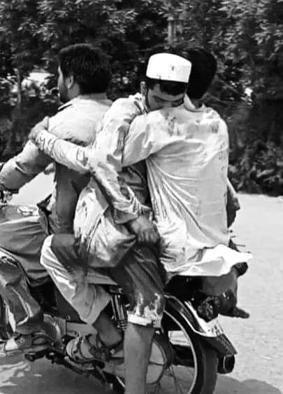 په جنګ یې داسې پوخ ایمان راوړے.
خلــک د امـــــن پــه خبــــره وژنــــي.

بنوں اولسی امن پاسون.
#WeWantPeace