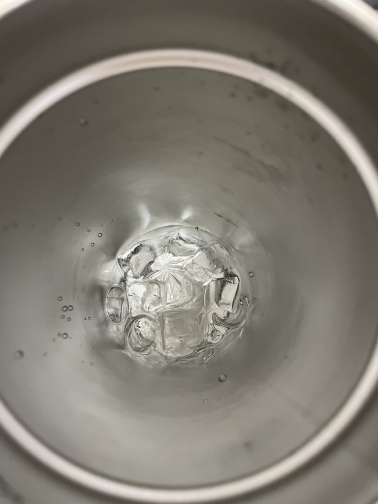DxLapland's tweet photo. 冰霸杯在美国爆单是应该的。
中午倒进去的400g冰粒，兑着喝了三瓶纯净水和一瓶乌龙茶，到晚上10点还没融化完。以后不用买冰杯了。 https://t.co/Ks76RMrmbg