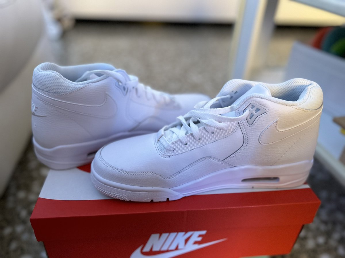 Hace tiempo que no escribo nada.

Me he comprado estas 2 zapas. 1 o 2?