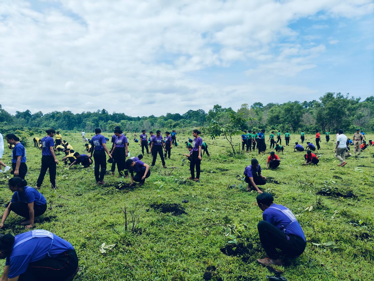 stcbsfnb's tweet photo. A mega plantation drive was jointly organised by STC BSF Baikunthpur, 93 BN BSF, 195 BN BSF and the Forest Department under the theme "Ek Ped Maa ke Naam". The event was led by Sh Sanjay Gaur IG STC NB,Sh Raja M IFS DFO BKP.
#एक_पेड़_माँ_के_नाम
@BSF_India 
@BSF_SDG_EC 
@BSFNBFTR https://t.co/ZyyFD2h6Ys