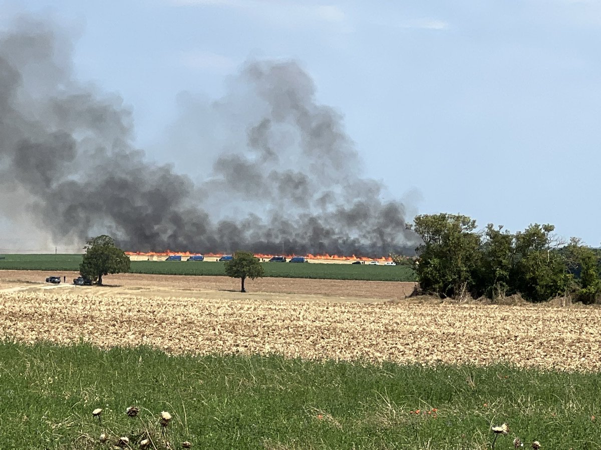 le7info's tweet photo. Feu en cours dans un champ à Migné-Auxances alors que les manifestants convergent vers Cissé https://t.co/Psrcbl5VvL