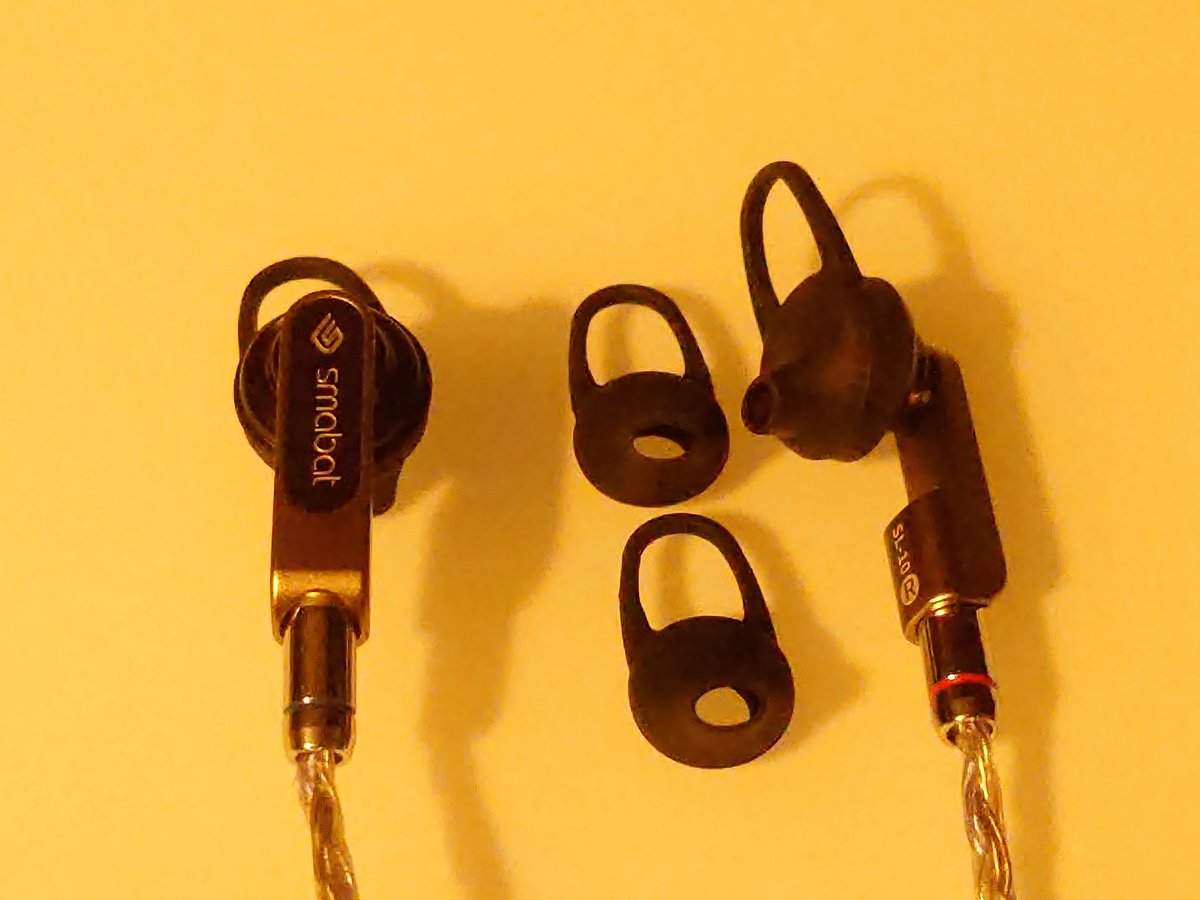 FastPenguinCoin's tweet photo. smabat SL-10
このアイテムで化けました。
装着のコツはイヤホンヘッドの金属部品をちょうど覆う感じです。
↑全体を覆わずうまく音がまとまります。
●リケーブル　銀色が最高
#JSHiFi #warrior
https://t.co/e4IU49NQLi
●イヤーキャップ
https://t.co/HL0I9UDsnX

是非SL-10ユーザーは試してみて！ https://t.co/Ct2V5Xe4U8