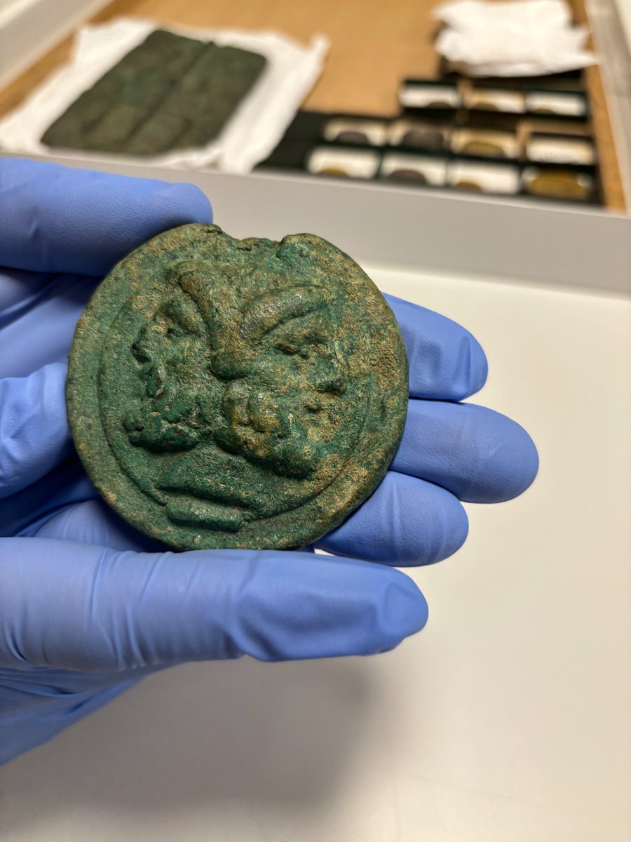 📖 Pour écrire « Salammbô », Flaubert s’est rendu au Cabinet des médailles de <a href="/laBnF/">La Bibliothèque nationale de France</a> en 1857 et en 1860, où il a observé des vases et des monnaies antiques : antiquitebnf.hypotheses.org/761

Retrouvez ces objets qu'il a consultés et étudiés, en ce moment au musée de la BnF !