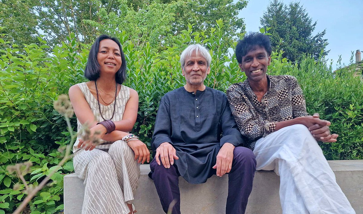 Hello Friends , i'll be playing tomorrow with wonderful Tabla player and his wife Seheno , in Valence (france) at Museum of Valence . you're all welcome . it'll be great to see you if you're around . here is the info :
valence.fr/evenements/rev…    
wish you a Great weekend ☺️🌹🌈