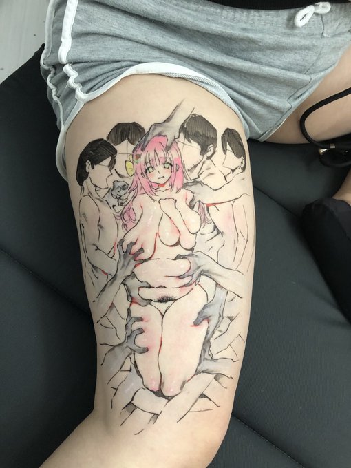 ボディペイントさせていただきました!✍️✨

オーソドックスなエロ描くの久々かもしれない!
色んなお話しながら描いてたのですが剛毛がお好きとの事だったので途中で毛を生やさせました。エロ漫画の文法で陰毛描いたのでえっちだと思います 