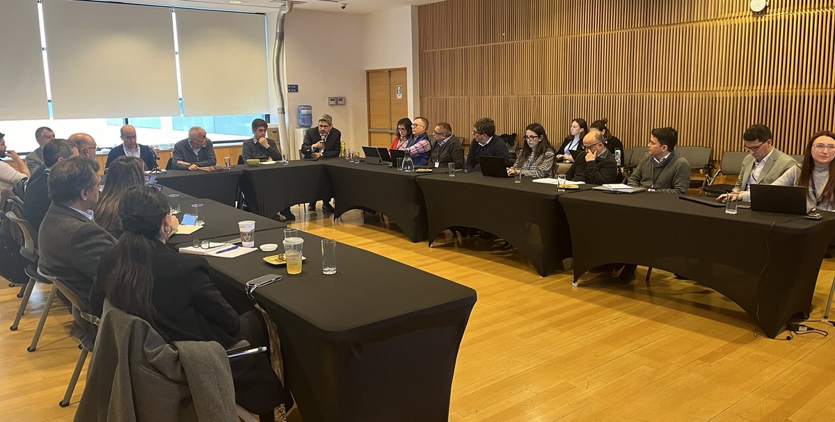 En 4ta mesa de #IdentidadDigital liderada por <a href="/Min_Hacienda/">Ministerio de Hacienda</a> contamos con panel de expertos de <a href="/acti_chile/">ACTI Chile</a>, <a href="/fpaisdigital/">País Digital</a> y <a href="/abarros/">eL ABC</a> de <a href="/uchile/">Universidad de Chile</a> quienes dieron propuestas concretas para construir y operar sistema de identidad digital desde perspectiva del sector privado y academia