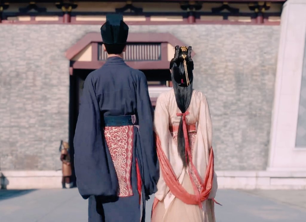 shilitaohua22's tweet photo. The beauty of PeiRong's backshots. Whatever the situation, Pei Wenxuan always was beside Li Rong matching her every step. He never stood behind her but BY her. They were and always have been equals, partners and each other's half. 🥹

#ThePrincessRoyal https://t.co/teI4VuABZj
