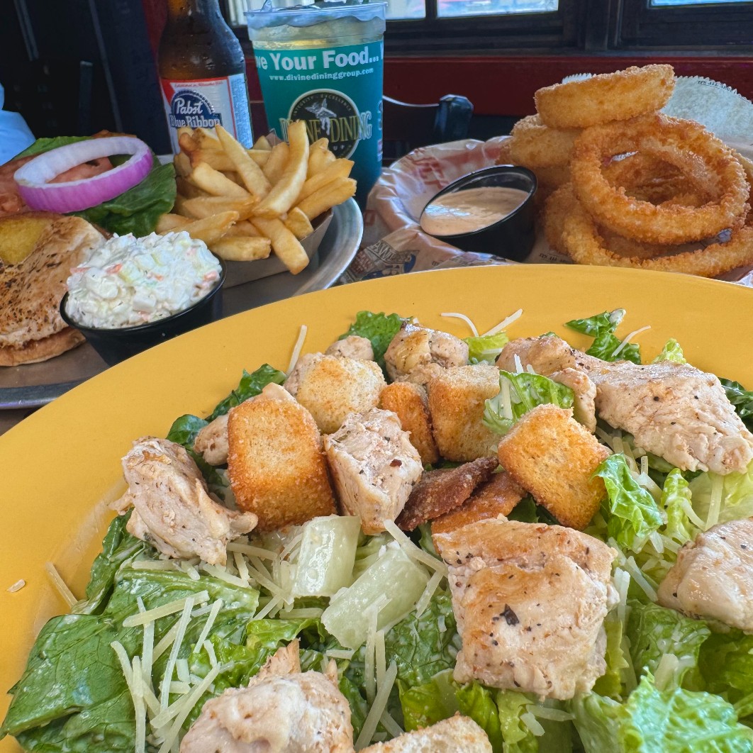 Bubbasfishshack's tweet photo. This could be your lunch view😎
#lunch #salad #lunchinsurfsidebeach https://t.co/HN6vcCE6eP
