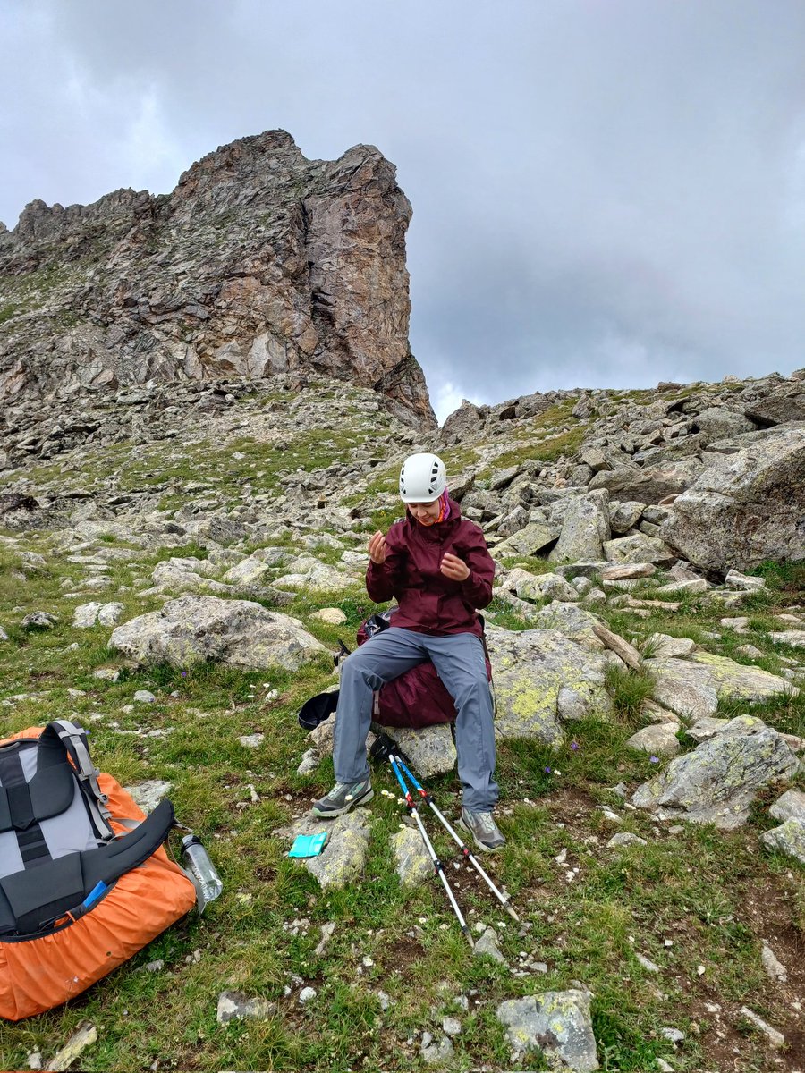szellemeltunt's tweet photo. ⛰️🥾: мой первый поход в горы увенчался успехом.

пройдено 2 категорийных перевала, из памяти не стереть софийские озёра, горные козлики – лучшие соседи в холодную ночь, а душа уже рвётся обратно. https://t.co/E5BpvX3JS1
