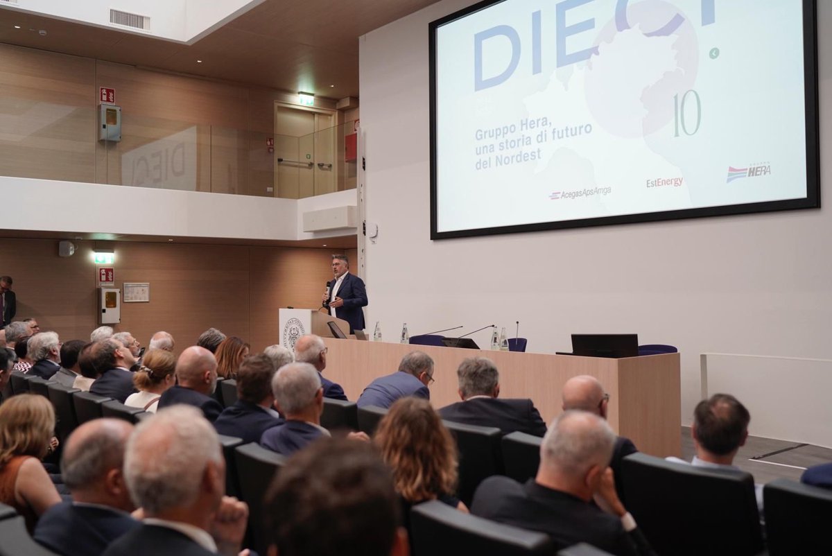 GruppoHera's tweet photo. 🎂 10 anni di @AcegasApsAmga nel #GruppoHera: un evento ha celebrato a #Udine la nascita della più grande multiutility del Triveneto che, insieme a #EstEnergy, genera benefici economici, ambientali e sociali sul territorio 👇
https://t.co/MnhXVQJgJ9 https://t.co/cHI4PI5w74