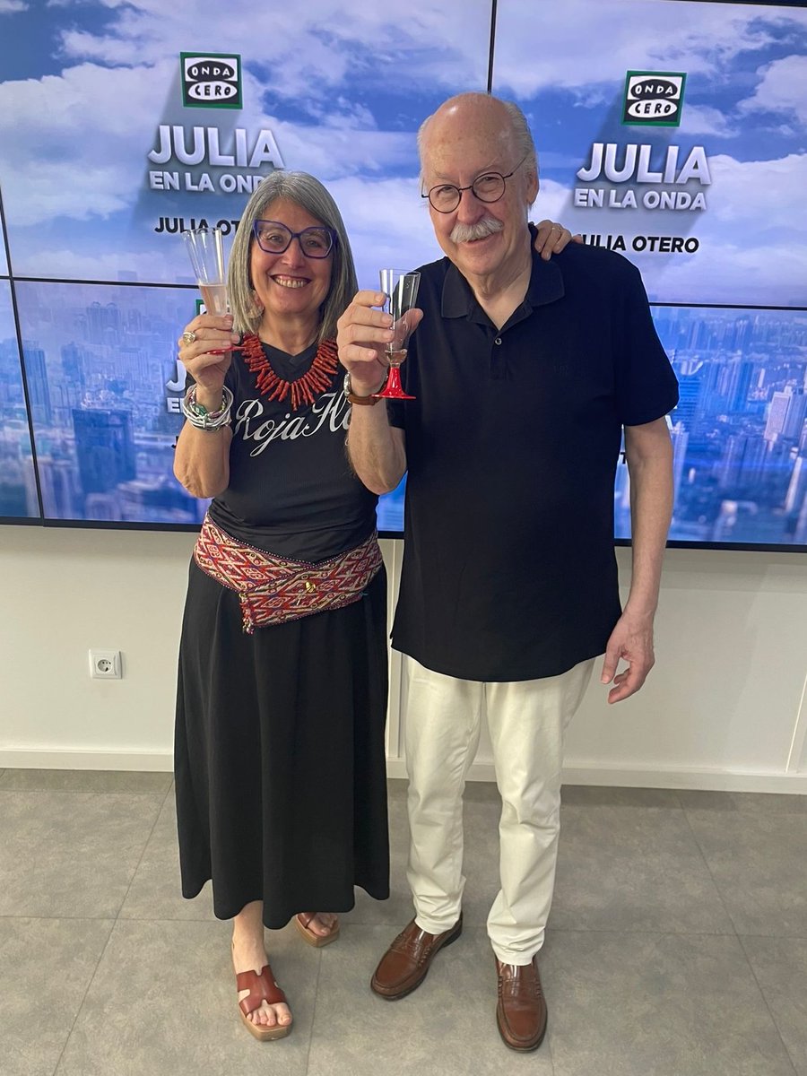 Juliaenlaonda's tweet photo. ¡Fin de temporada! Hoy se jubila Begoña del Pueyo, nuestra coordinadora, y Ferran Monegal, a través de quién hemos visto la tele durante más de 17 años ¡Grandes!👏👏👏 https://t.co/IU0xxRZSzX