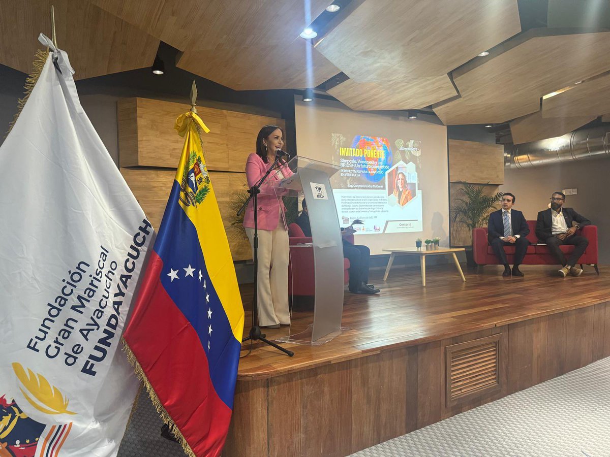 Ayer estuvimos en la <a href="/elam_ve/">Elam_ve</a> en el Simposio “Venezuela y los BRICS+, un futuro compartido”, organizado por “Jóvenes BRICS”. ¡Qué bonito suena ese nombre! Juventud y BRICS, juventud y futuro. Futuro brillante de la Patria de Bolívar y Chávez. Levantemos una vez más a nuestros