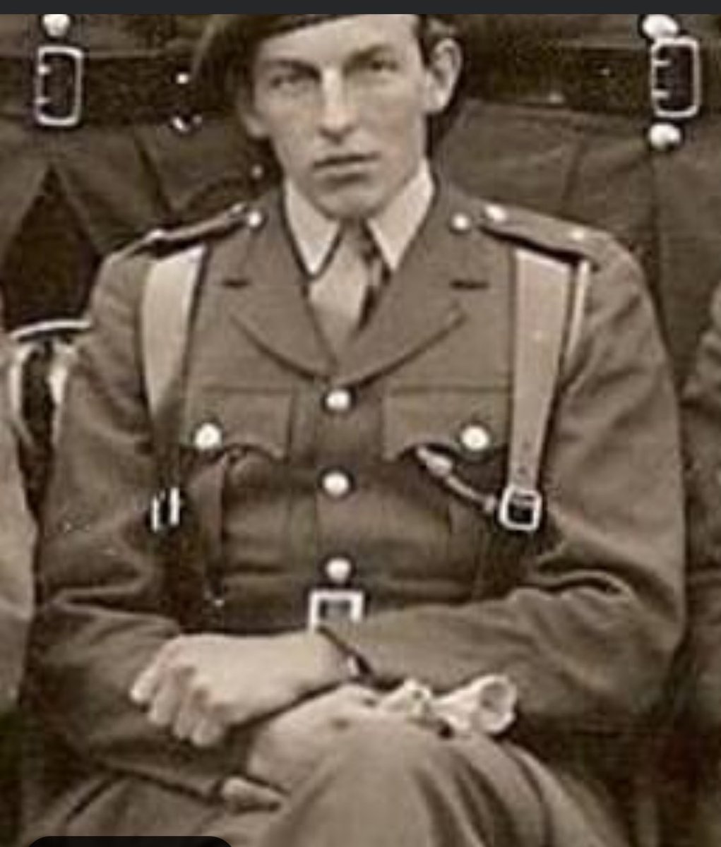 robert_legge's tweet photo. Meet Major Digby Tatham-Warter, who led a bayonet charge at the Battle of Arnhem while wearing a bowler hat and carrying an umbrella. He later used his umbrella to disable an armored car.#Englishmen  👍🤩‼️ https://t.co/osnlv155pe